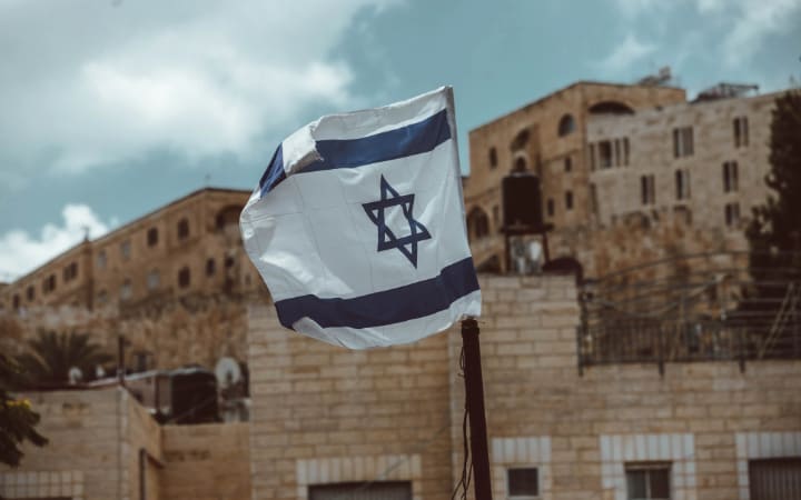 Hoe ons ookal oor die konflik in Gasa voel, diegene wie hulle rug op Israel draai, gaan die prys vir hulle besluit betaal. Jy moet standpunt inneem.